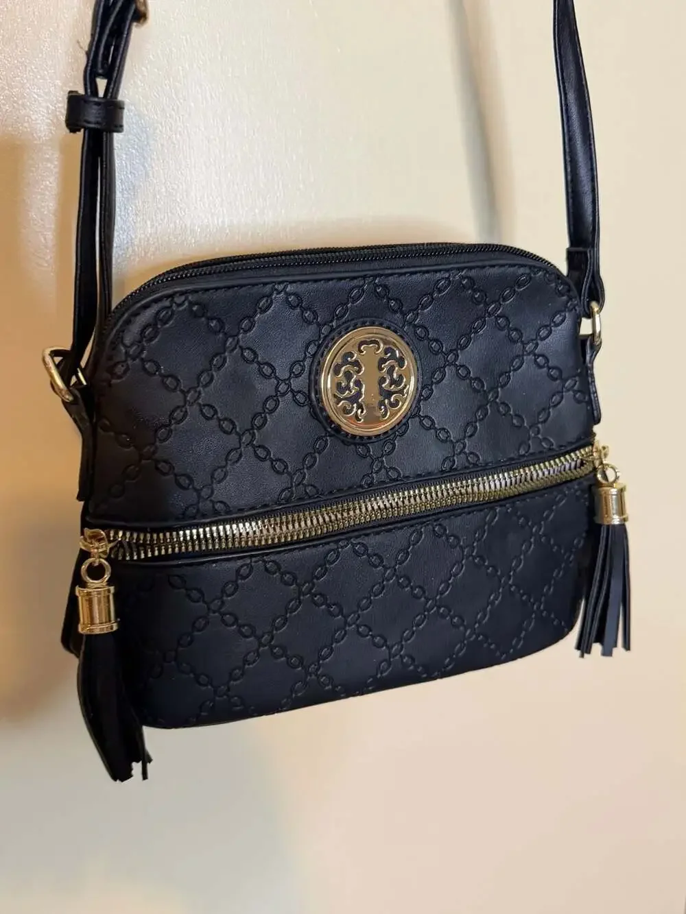 Women’s Black Crossbody Handbag Quilted Faux Leather Gold Zipper Purse